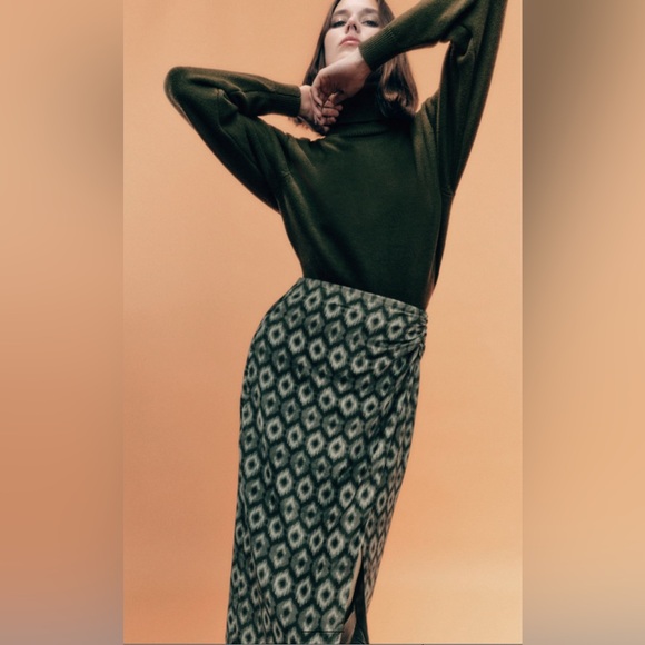 Velvet midi skirt with slit - Picture 2 of 5